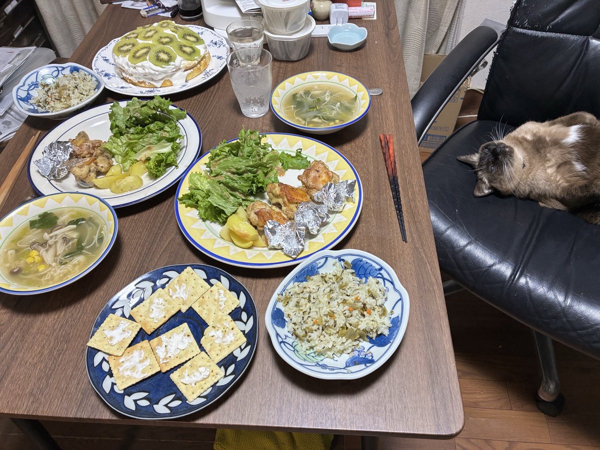 torakunkawaii's tweet photo. 母からもお家クリスマスの写真送られて来たけど、、らきちゃん！？猫やめたの？ https://t.co/o2edFmLLpy