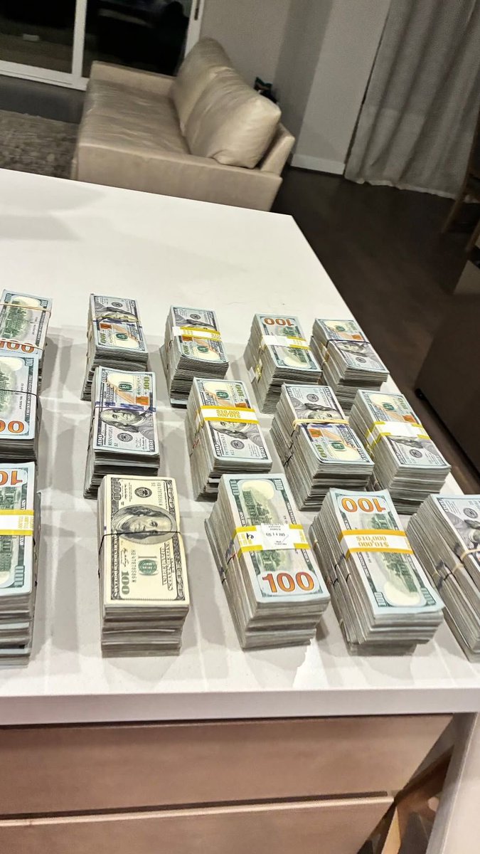 🎅 Secret Santa Giveaway 🎅

I’m giving away $10,000 worth of $BTC or $SOL 🚀

How to enter:
• Follow
• Retweet
• Tag 1–2 friends (spread the luck)

⏰ Winner announced in 48 hours

Good luck to everyone 🍀