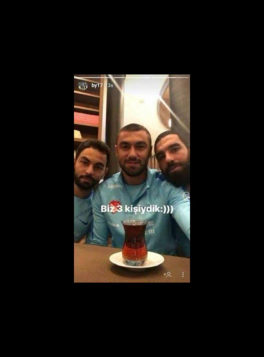 WikiMeme_tr's tweet photo. “Karam Tayfa”

Burak Yılmaz’ın Arda Turan ve Selçuk İnan ile birlikte çekilen fotoğrafı “Biz üç kişiydik :)))” notuyla Instagram hikâyesinde paylaşması, bir dönem “Karam Tayfa” olarak anılan arkadaş grubunun gündeme gelmesine ve çeşitli meme’lerin üretilmesine yol açmıştır. https://t.co/1jZ09LFdcz