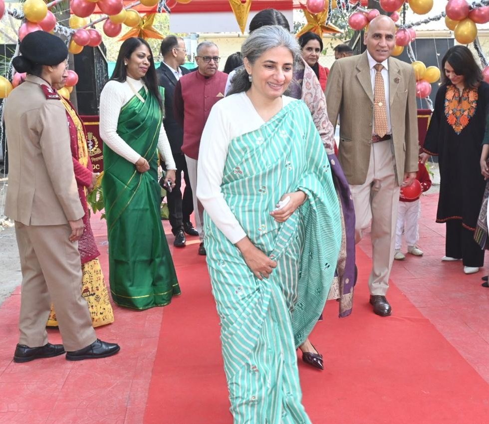 DelhiArea_IA's tweet photo. GOC #DelhiArea and Zonal President #AWWA celebrated #Christmas2025 with paediatric patients and staff of Base Hospital #DelhiCantt, spreading festive cheer and conveying blessings and good wishes for their speedy recovery. They also extended heartfelt gratitude and deep appreciation to the dedicated doctors, nursing officers and staff of the Hospital for their unwavering commitment to patient care and service excellence.

Wishing all patients, families and healthcare workers a joyous and peaceful #MerryChristmas.

@adgpi
@westerncomd_IA
@OfficialAwwa