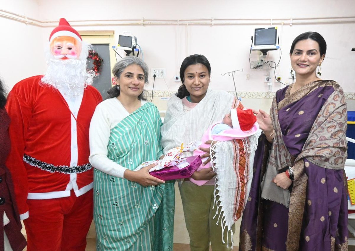 DelhiArea_IA's tweet photo. GOC #DelhiArea and Zonal President #AWWA celebrated #Christmas2025 with paediatric patients and staff of Base Hospital #DelhiCantt, spreading festive cheer and conveying blessings and good wishes for their speedy recovery. They also extended heartfelt gratitude and deep appreciation to the dedicated doctors, nursing officers and staff of the Hospital for their unwavering commitment to patient care and service excellence.

Wishing all patients, families and healthcare workers a joyous and peaceful #MerryChristmas.

@adgpi
@westerncomd_IA
@OfficialAwwa
