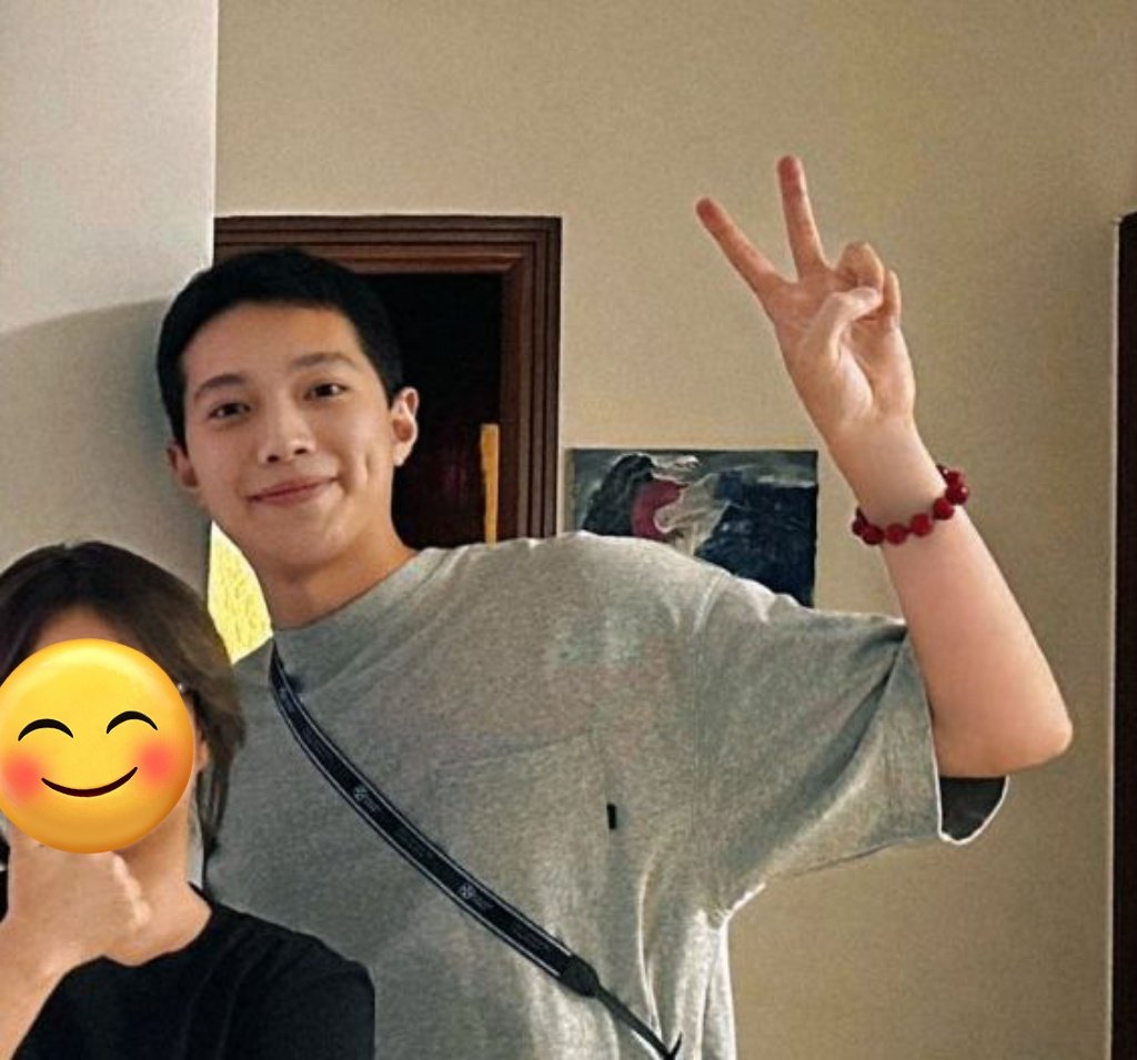 lkldimple's tweet image. ending this year with guanlin's smile and dimple 🥹