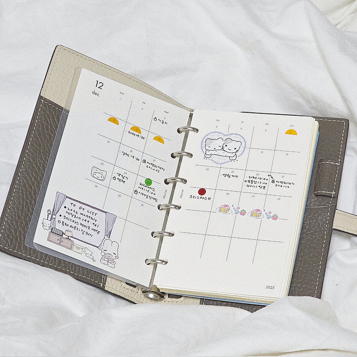 이응님에게서 매입한 브렐리오 M6 다이어리 인증합니다 (◠ ◠) 요기에 쓰려고 먼슬리 속지 2025년 12월부터 내년 12월까지 후다닥 만들었구 금방 포스타입에 공유할게요 트친들 메리 크리스마스 🎄🎅