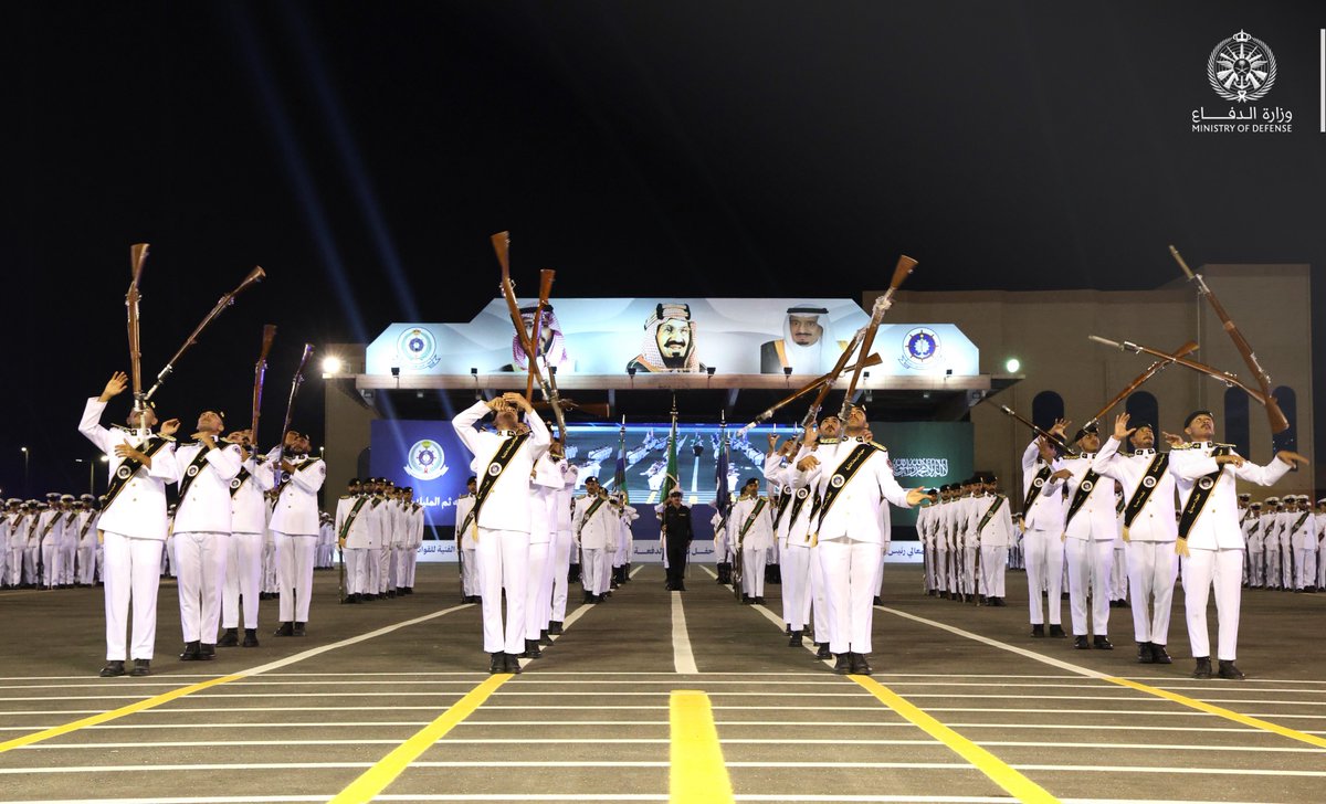 وشهد الحفل عرضًا عسكريًا، واستعراض فصيل المهارات العسكرية، وتسليم راية المعهد، ثم أدّى الخريجون القسم، وأُعلنت النتائج العامة، وكُرِّم الأوائل من الخريجين.

#وزارة_الدفاع