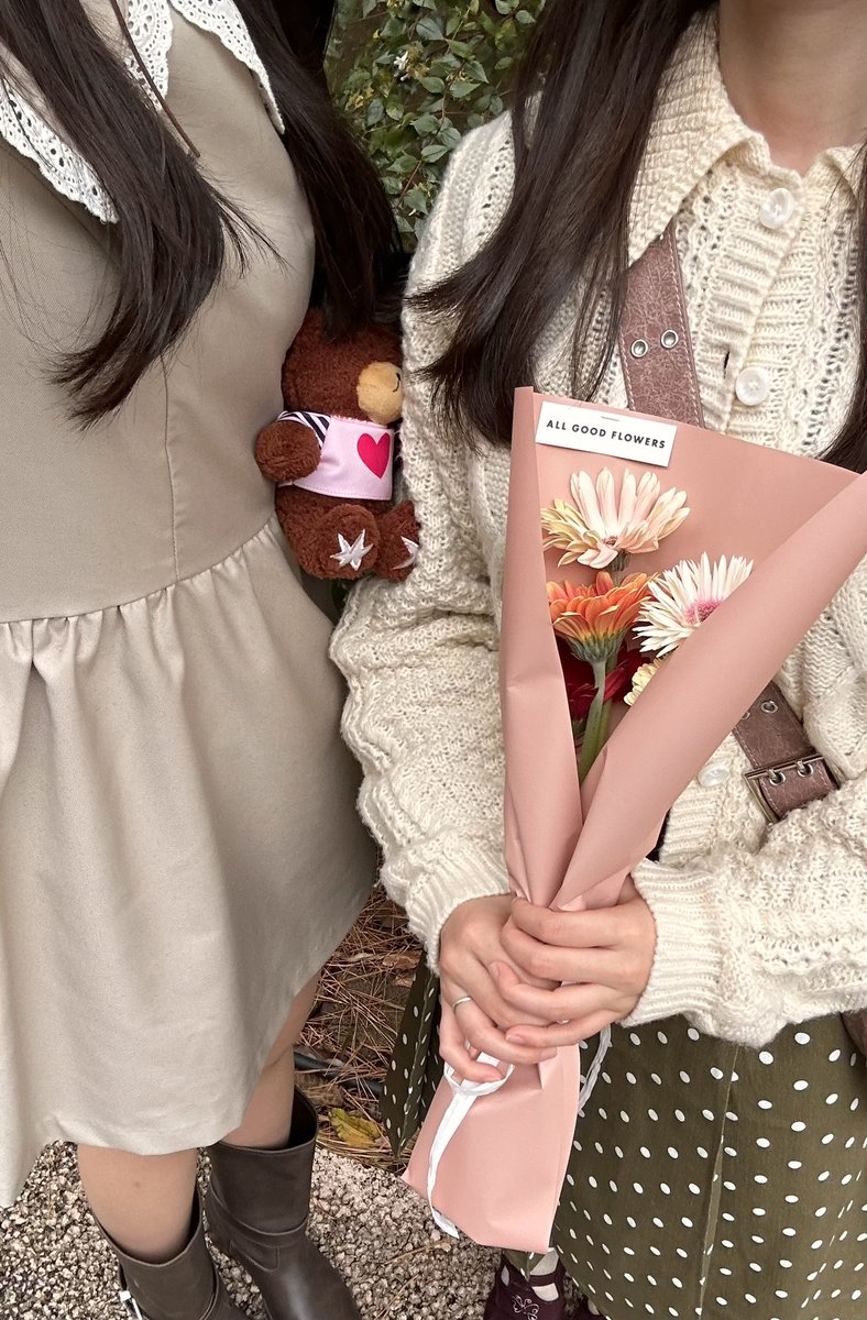 ______rame's tweet image. 友達と街歩きしたりおしゃべりしたり🐾
花屋さんで出会ったガーベラにときめいたね