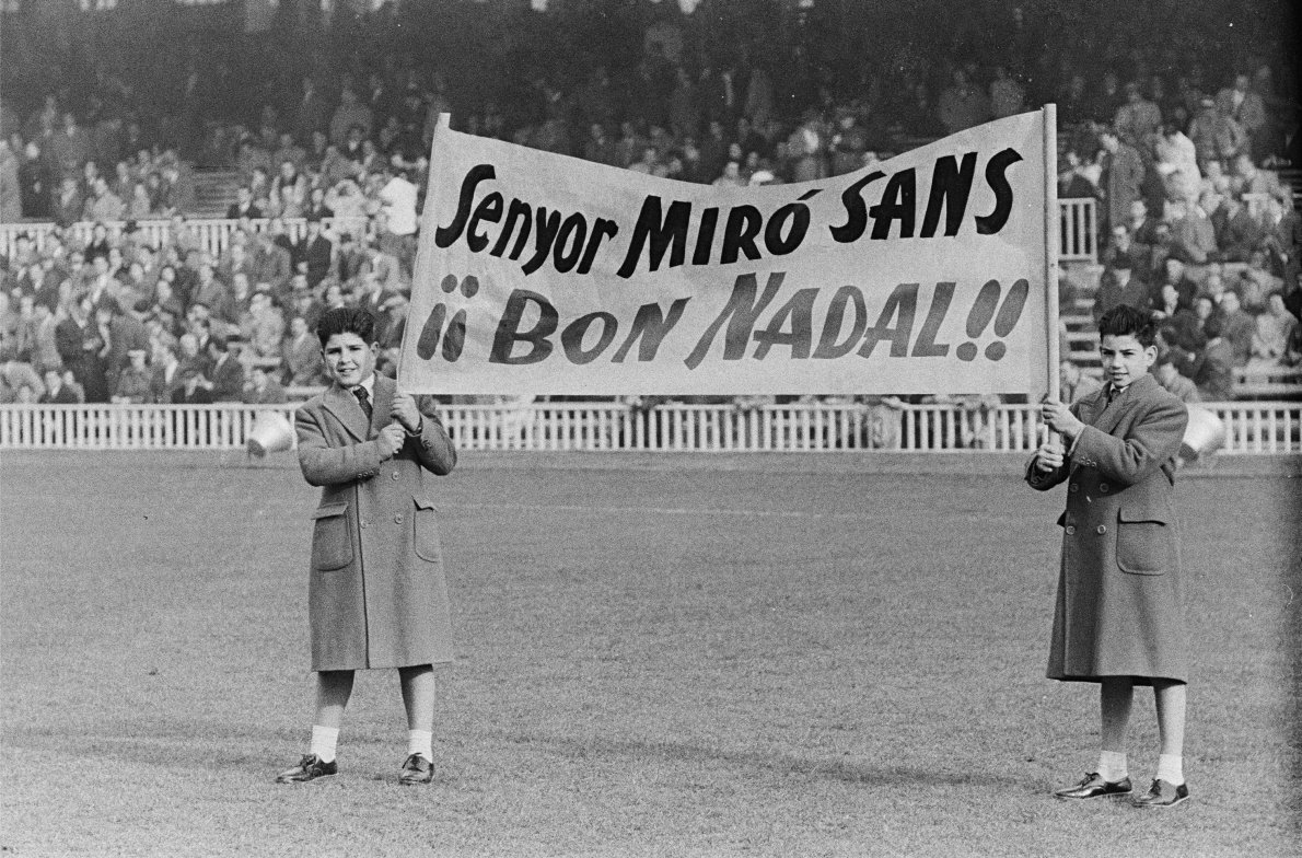 Curiosa pancarta personalitzada felicitant el Nadal al President Miró Sans en un partit amistós del 25 de Desembre de 1957 a Les Corts entre el Barça i el Wiener Sport-Club. I en català!

📷 Pérez De Rozas
➡ Arxiu Fotogràfic de Barcelona