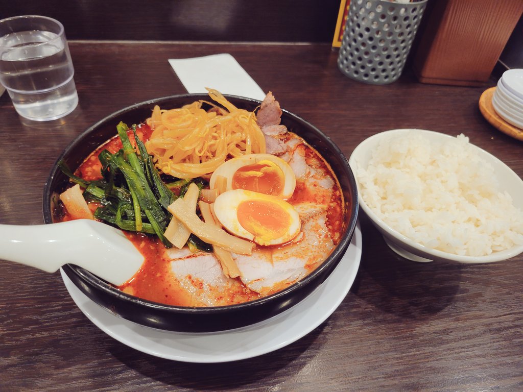 LS84476269's tweet photo. 辛い🍜が食べたくなり来来亭に☺

旨辛麺4辛、叉焼ﾄｯﾋﾟﾝｸﾞ、🍚

クリスマスらしく赤が映える✨

久々食べたがそんなに辛くない
正に旨辛といった感じ😋

具をおかずに🍚が進みます😁

スープまで完飲でした！

#来来亭　#旨辛麺 https://t.co/9fWLwIgLkd