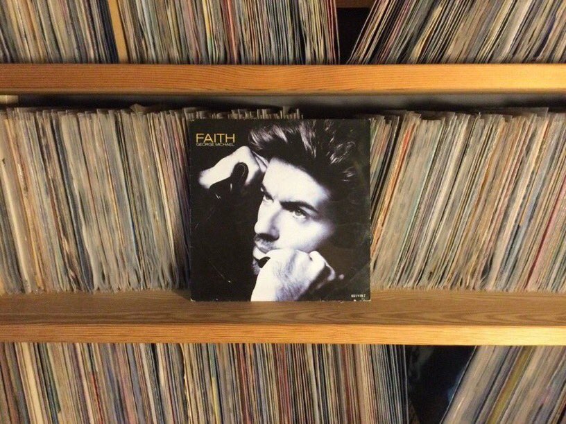 Op 25 december 2016 is de Britse zanger en componist George Michael overleden. Hij werd 53 jaar. Na zijn tijd met Wham! ging George solo verder. Zijn eerste vijf singles kwamen allemaal op nr1. De laatste uit die rij was ‘Faith’ uit 1987. #GeorgeMichael youtu.be/6Cs3Pvmmv0E?si…