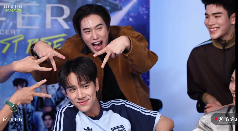 pnxizee's tweet image. NNN : ผมพยายามแล้วไม่ใช่ทางจริงๆ
พี่เลโอ : คุณลองทำดึกมากแล้วเวอร้อคดูมะ 
NNN : ดึกมากแล้วเว้ย จะกลับมั้ย เดี๋ยวไปส่ง (ถามจริงใครจะกลับกะผม) 
จมนฟ : เนี่ยยังเหมียวยุเลยยอมรับเถอะ ว่าเราน่ารัก 
วินเม : แย่จัง~//555จะตายมีแต่คนแกล้งนนน
#RISERCONCERTLIVED3
#mynameisnanon