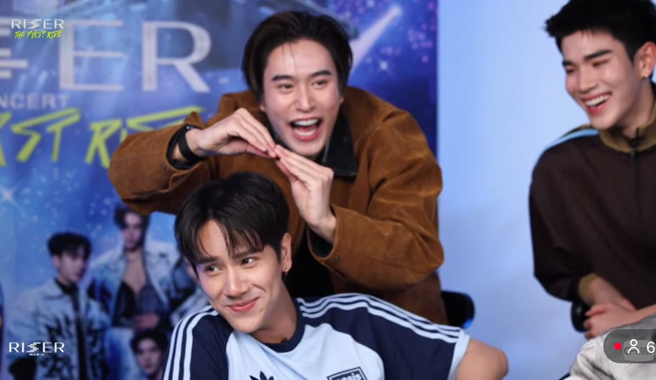 pnxizee's tweet image. NNN : ผมพยายามแล้วไม่ใช่ทางจริงๆ
พี่เลโอ : คุณลองทำดึกมากแล้วเวอร้อคดูมะ 
NNN : ดึกมากแล้วเว้ย จะกลับมั้ย เดี๋ยวไปส่ง (ถามจริงใครจะกลับกะผม) 
จมนฟ : เนี่ยยังเหมียวยุเลยยอมรับเถอะ ว่าเราน่ารัก 
วินเม : แย่จัง~//555จะตายมีแต่คนแกล้งนนน
#RISERCONCERTLIVED3
#mynameisnanon