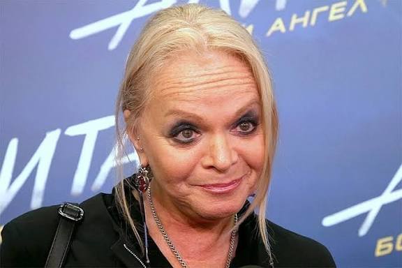 Бабка-срака. 😤
Лариса Долина хочет взыскать с Полины Лурье плату за коммуналку, несмотря на то, что новая собственница квартиры не прожила в ней ни дня, а там продолжает жить Долина.
Представители певицы намерены подать иск о взыскании коммунальных платежей за полтора года.