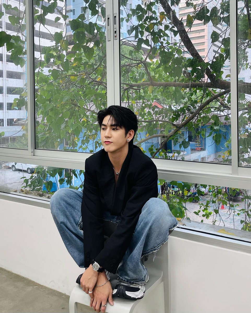 tuawinan's tweet photo. Lingering in stillness, letting time pass without urgency. Quiet posture, distant thoughts, a presence that doesn’t demand attention. This isn’t absence — just a softer continuation, unfolding slowly in its own unhurried rhythm. https://t.co/lW12ZR6uh8