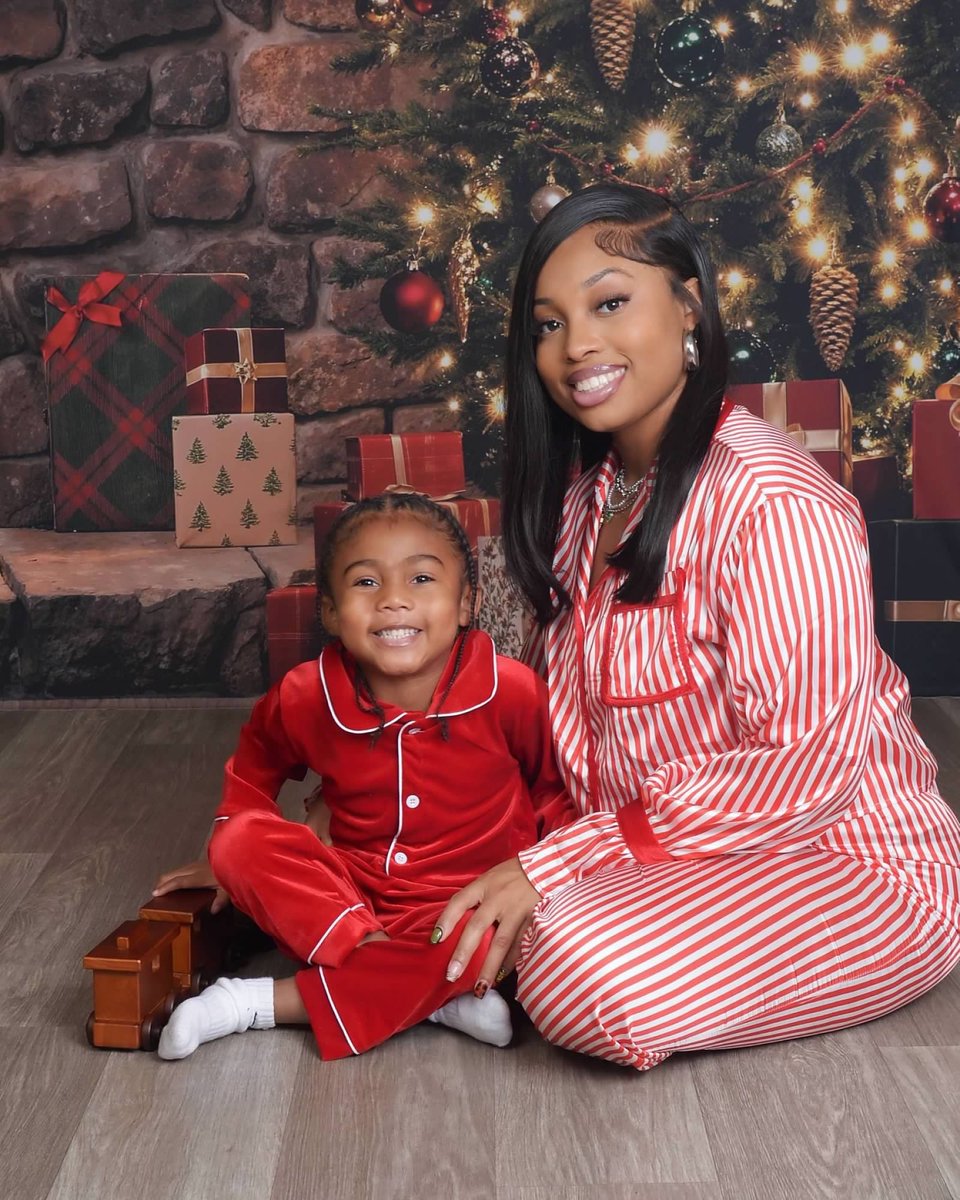 Emaurif's tweet image. Merry Christmas from me and my bestie &amp;amp; our bay bays😭❤️🎁