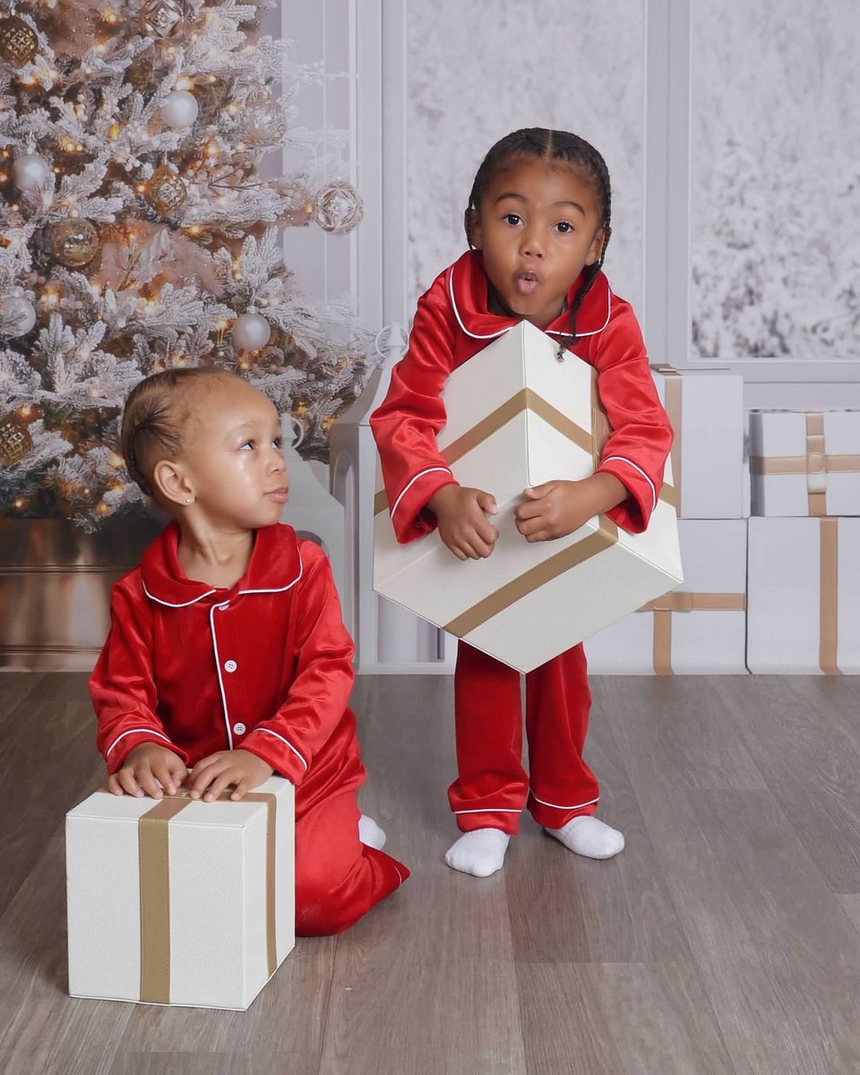 Emaurif's tweet image. Merry Christmas from me and my bestie &amp;amp; our bay bays😭❤️🎁