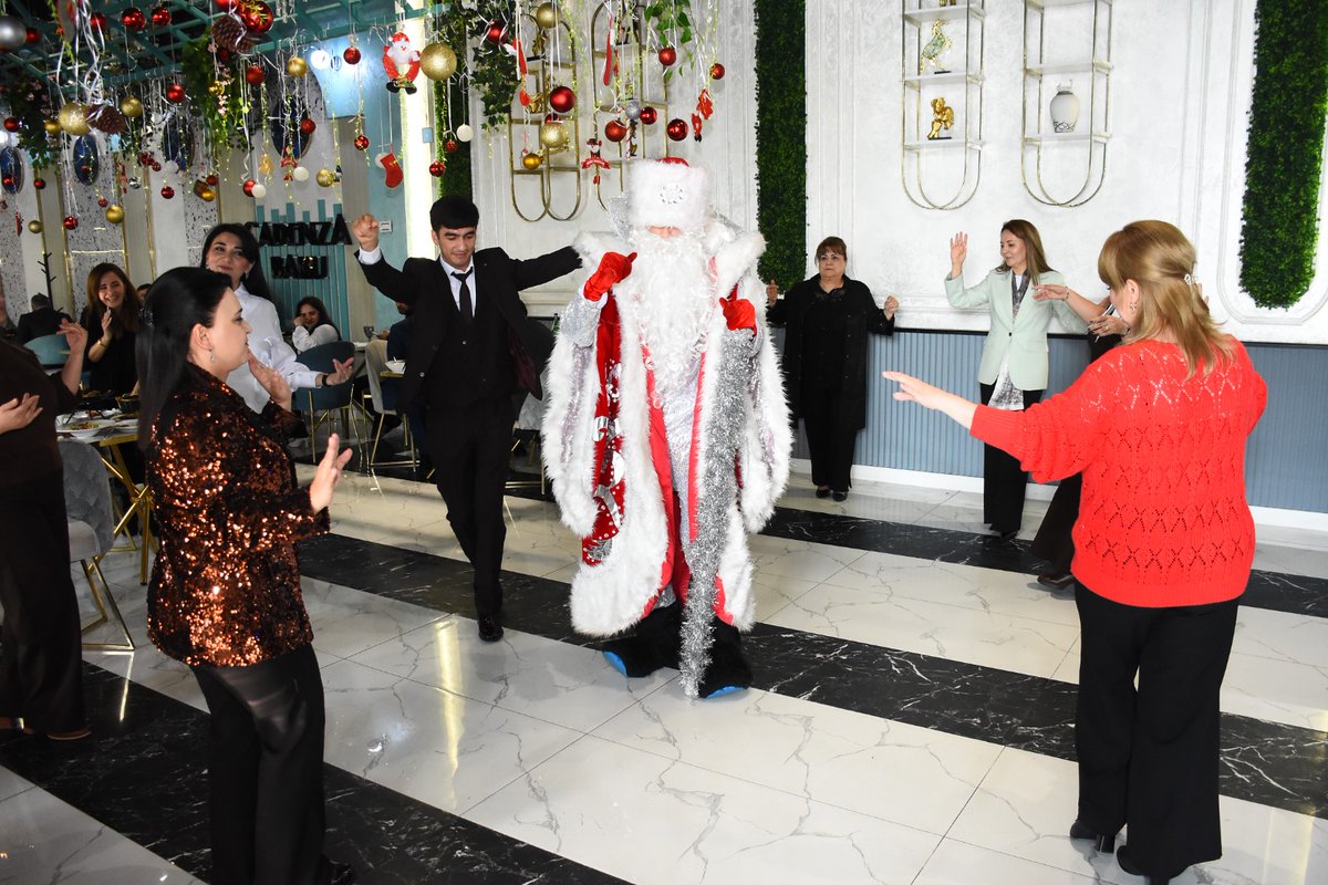 24.12.2025-ci ildə Lökbatan qəsəbəsindəki “Cadenza Baku” restoranında YAP Qaradağ rayon təşkilatının təşkilatçılığı ilə “Konstitusiya və Suverenlik İli”, 31 dekabr - Dünya Azərbaycanlılarının Həmrəyliyi Günü və Yeni il münasibəti ilə bayram tədbiri keçirilib.