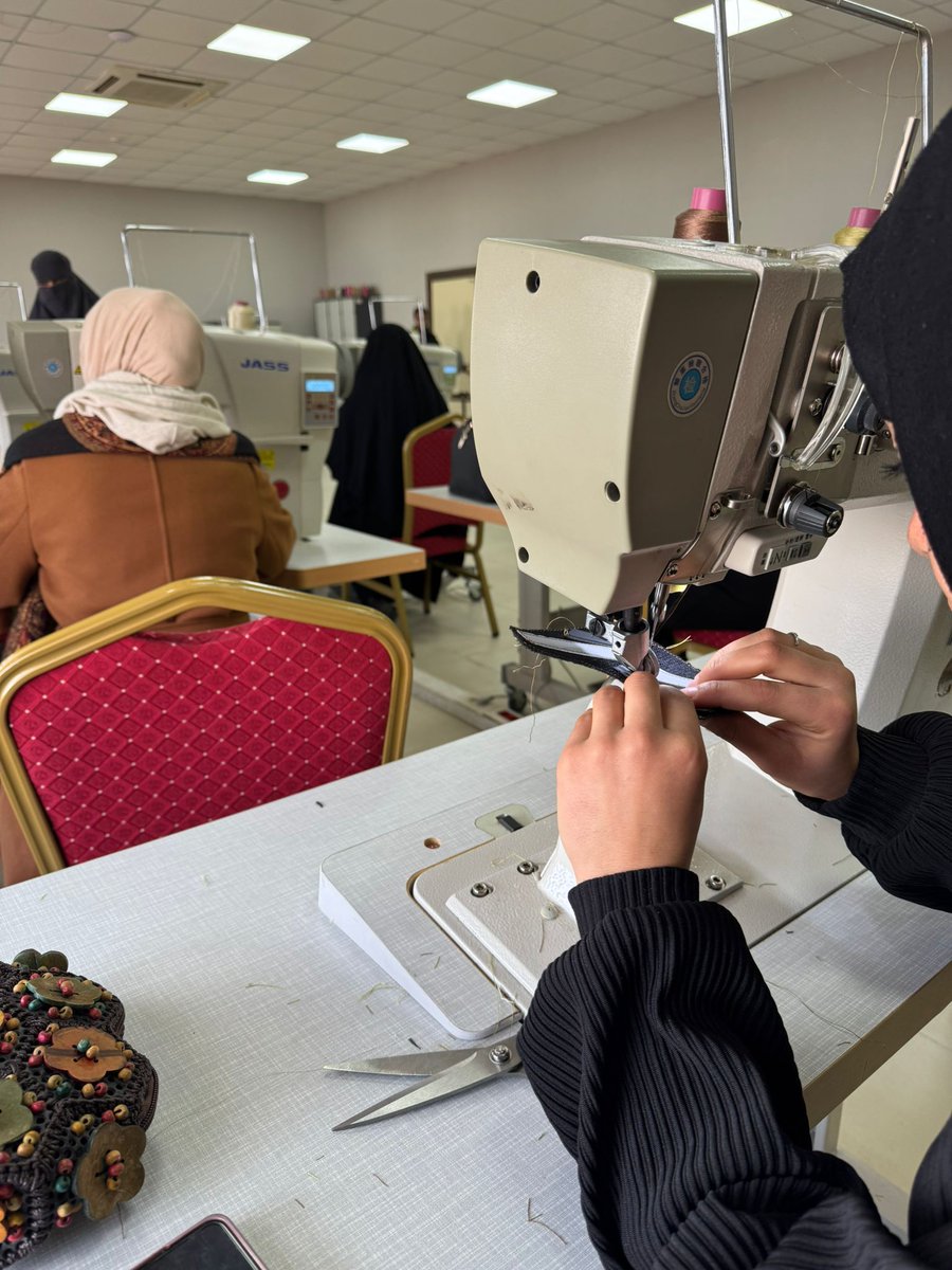 SUTGEM63's tweet photo. Kızılay Toplum Merkezi ve @sanliurfatso işbirliği ile yürütülen İstihdam odaklı Gazaltı Kaynakçılığı ve Ayakkabı imalatı eğitimlerimiz devam ediyor.

@mdoganyetim @serhatkrd @ahmetbuluttr https://t.co/9kEdUmAeGK