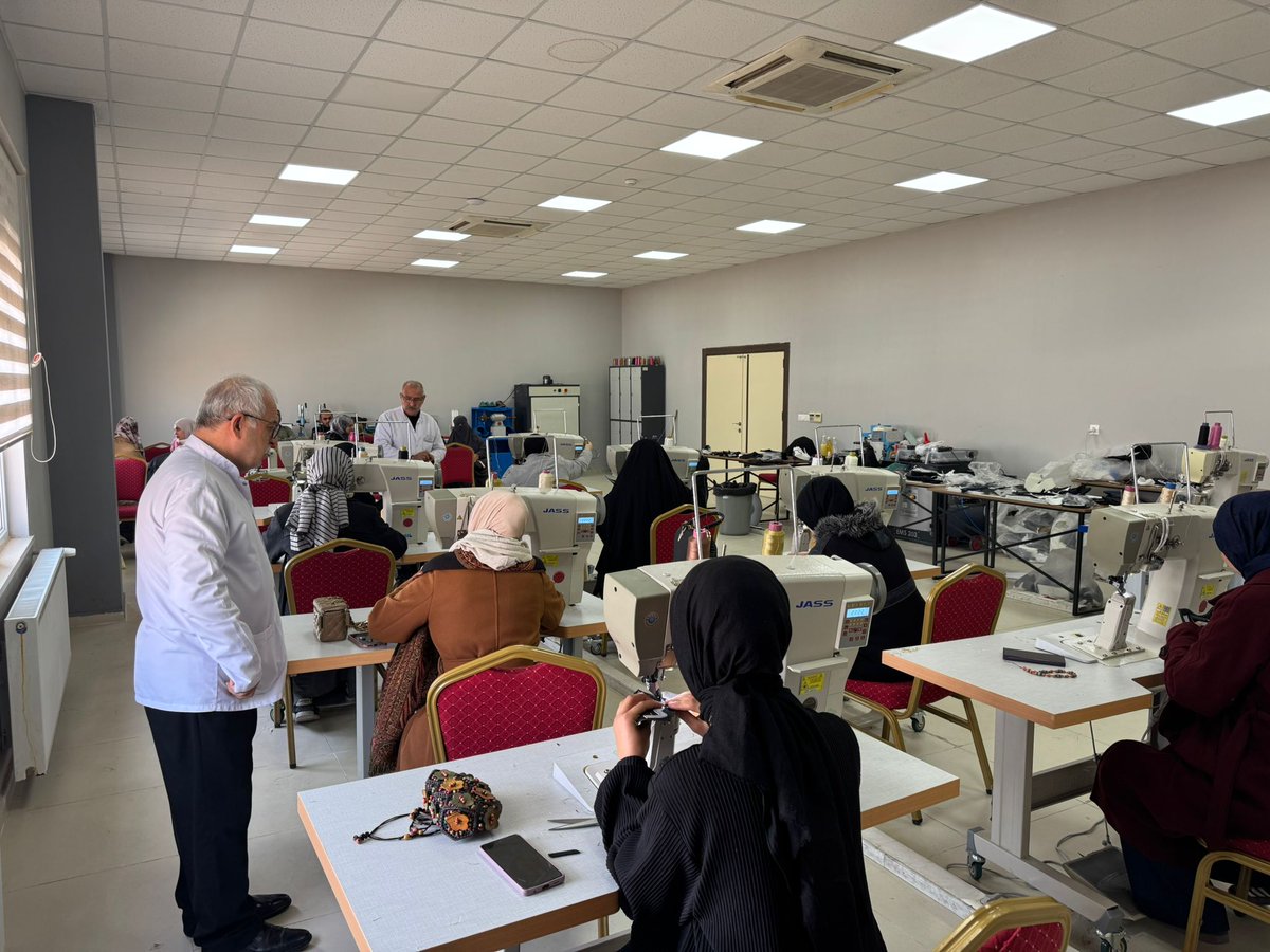 SUTGEM63's tweet photo. Kızılay Toplum Merkezi ve @sanliurfatso işbirliği ile yürütülen İstihdam odaklı Gazaltı Kaynakçılığı ve Ayakkabı imalatı eğitimlerimiz devam ediyor.

@mdoganyetim @serhatkrd @ahmetbuluttr https://t.co/9kEdUmAeGK
