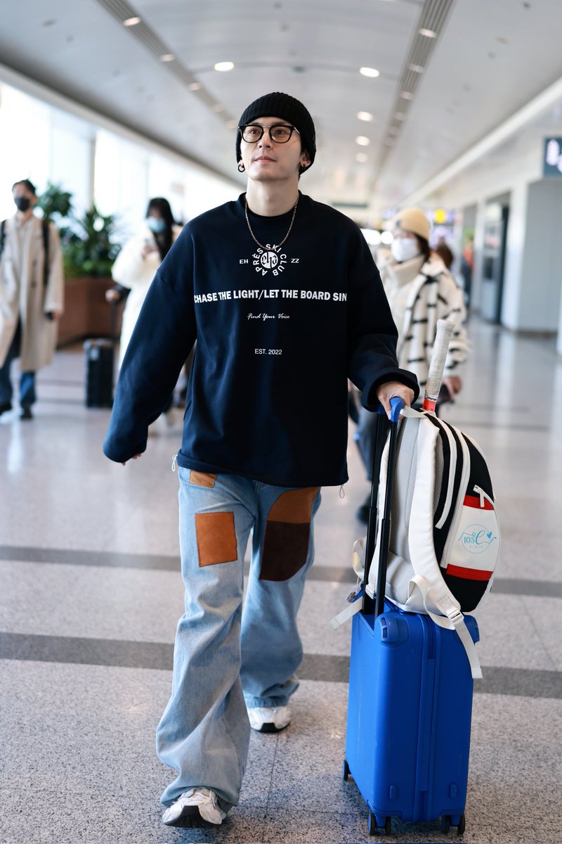105forZZH's tweet photo. 251220 北京到达🛬📷

#ZhangZhehan 
#ZhangZhehan张哲瀚
#张哲瀚 #張哲瀚 #ZZH 
#チャンジャーハン 
#장철한 #จางเจ๋อฮั่น
#zhangsanjian
#张三坚
#TheRealZhangZhehan 
#zhangzhehan_super3
#WordOfHonor 
#山河令 https://t.co/A4MhGvwpnO