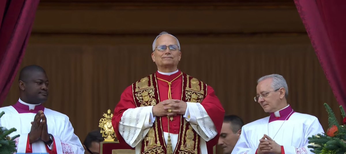 SiateSanti's tweet image. ☩ Benedizione 'Urbi et Orbi' impartita dal Santo Padre Leone XIV.

Per volontà del Papa, viene concessa l'indulgenza plenaria a tutti i fedeli presenti e a coloro che riceveranno la benedizione tramite radio, TV e social media.

#Natale #Natal #Christmas #Christmas2025