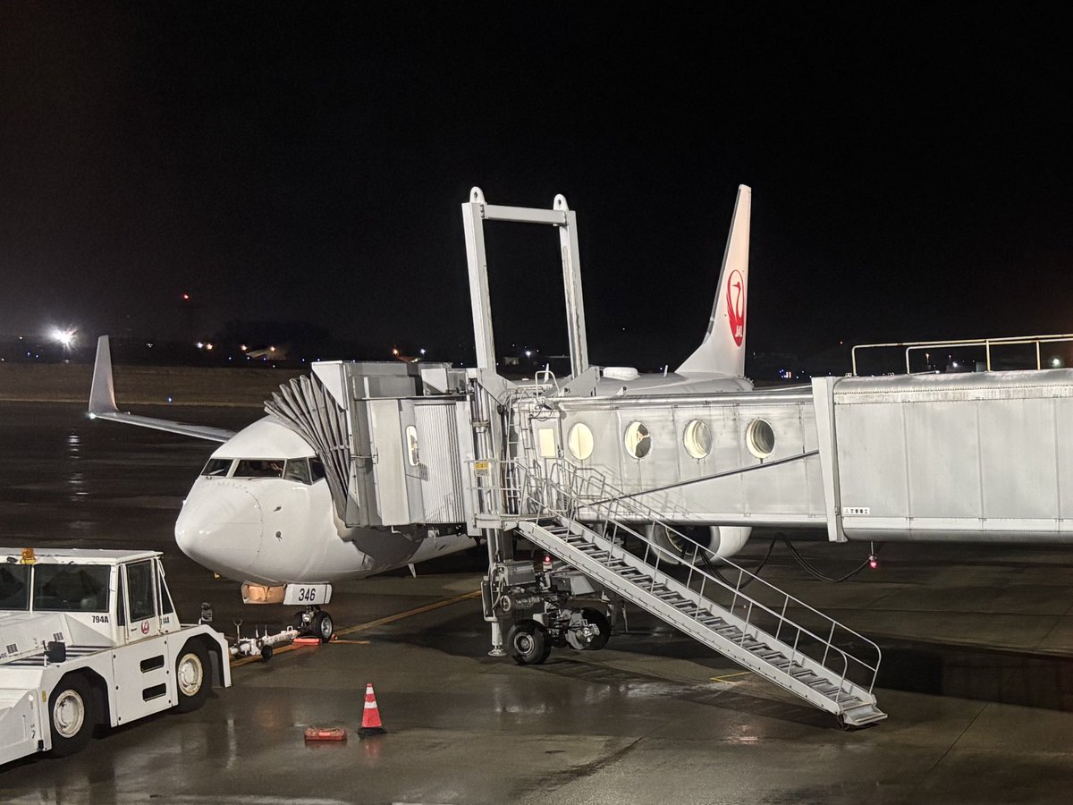 New_Dolphin71's tweet photo. ということで、今年最後のフライト
#日本航空 #JAL #小松空港 https://t.co/J8dwziBXQu
