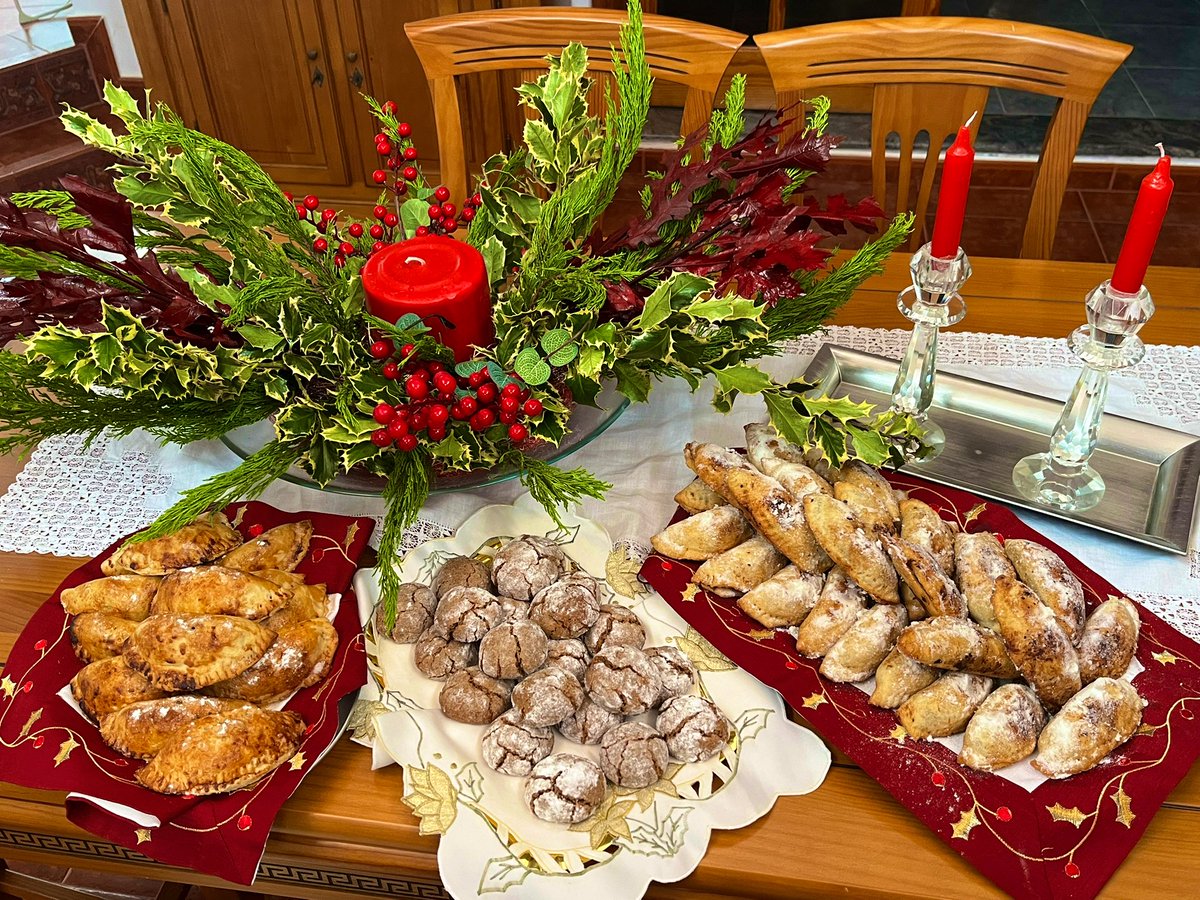 ¡FELIZ NAVIDAD! 

Les deseo que no les falte una mano en la que apoyarse ni el reflejo de una sonrisa en la suya. 
Felices fiestas para todos 🎄❤️🕯️