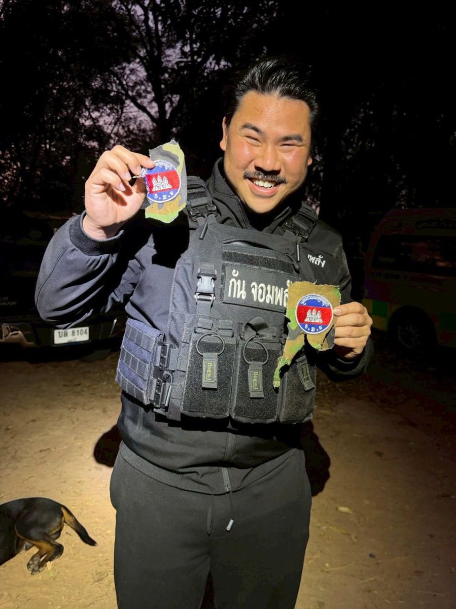 jacobincambodia's tweet image. This is disgraceful.

Thai social media influencer Gun Jompalaing is circulating images of himself holding torn Cambodian soldier patches and presenting them as a joke. In the context of an active conflict, this comes across as mocking the deaths of Cambodian soldiers.

Turning…