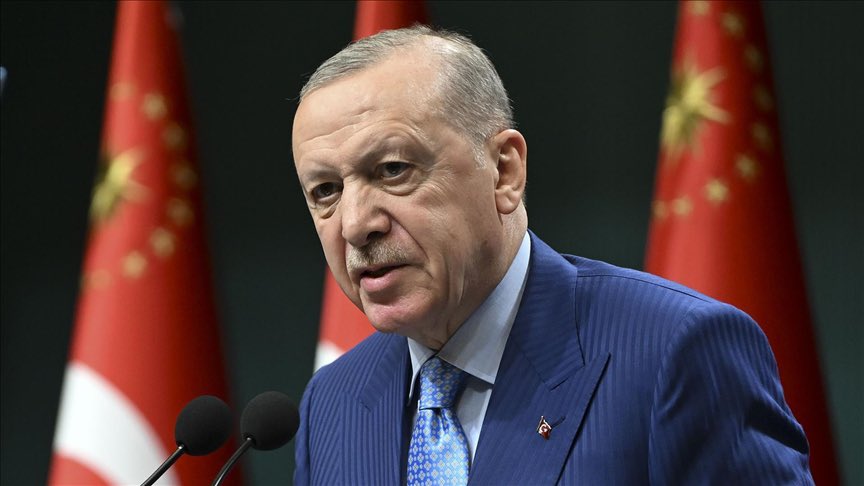 DigiPaperTR's tweet photo. Avrupa’da artan baskı ve ayrımcılık tartışmaları sürerken, Cumhurbaşkanı Erdoğan’dan net ve sert bir duruş geldi:
"Türkiye Yüzyılı yürüyüşümüze eşlik eden Avrupa Türk toplumunu kimseye ezdirmeyiz, ezmeye çalışan kifayetsizlere de hadlerini pekala bildiririz.”
#DigiPaper https://t.co/TsNuIpdtgb