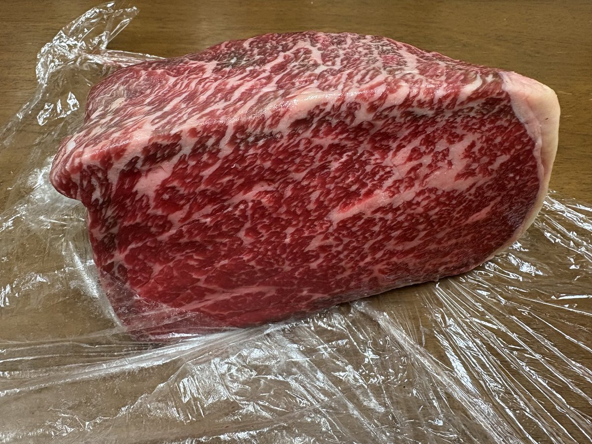 少し調子に乗って行きつけの肉屋さんで1.1kgの塊を切ってもらった。

少しやり過ぎた感がある。
どこかで振る舞うかな…
