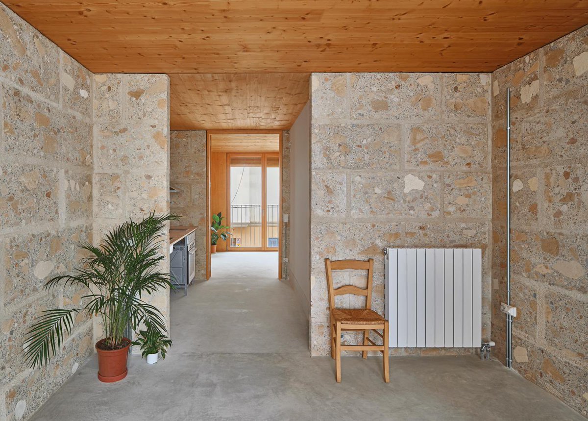 arquitect_viva's tweet photo. Harquitectes 
Viviendas sociales 2104 en Palma de Mallorca
https://t.co/ebC6jk5c7H
Tras la inevitable demolición de la escuela que ocupaba el solar se construyó un bloque de viviendas para mayores. Los restos cerámicos y de hormigón se emplearon en la cimentación y el marés se transformó en bloques prefabricados de ciclópeo utilizados en las paredes.