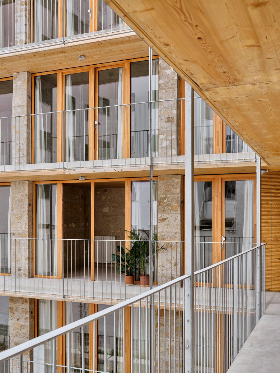 arquitect_viva's tweet photo. Harquitectes 
Viviendas sociales 2104 en Palma de Mallorca
https://t.co/ebC6jk5c7H
Tras la inevitable demolición de la escuela que ocupaba el solar se construyó un bloque de viviendas para mayores. Los restos cerámicos y de hormigón se emplearon en la cimentación y el marés se transformó en bloques prefabricados de ciclópeo utilizados en las paredes.