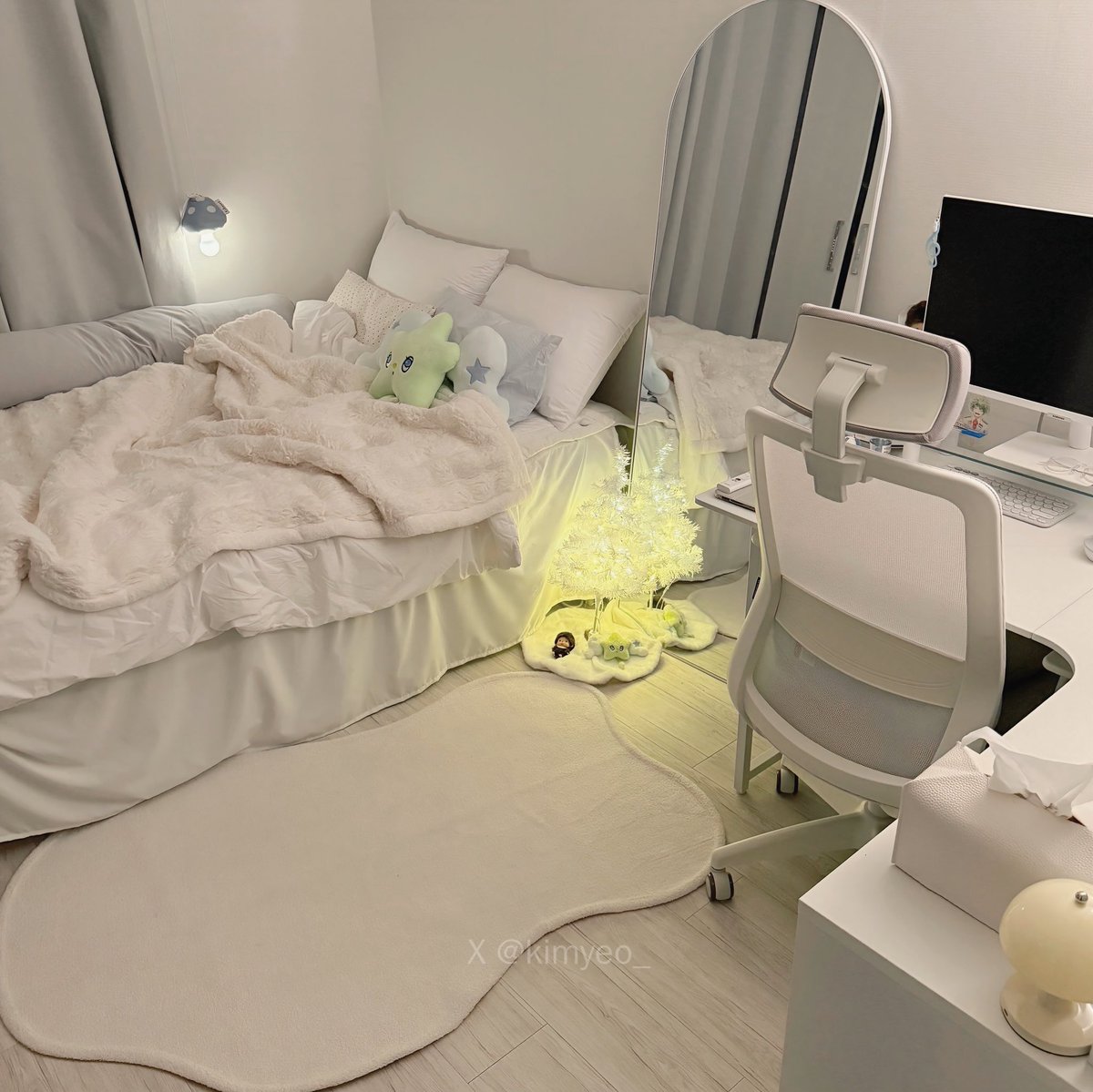 원룸 자취방꾸미기🤍

before                                    after