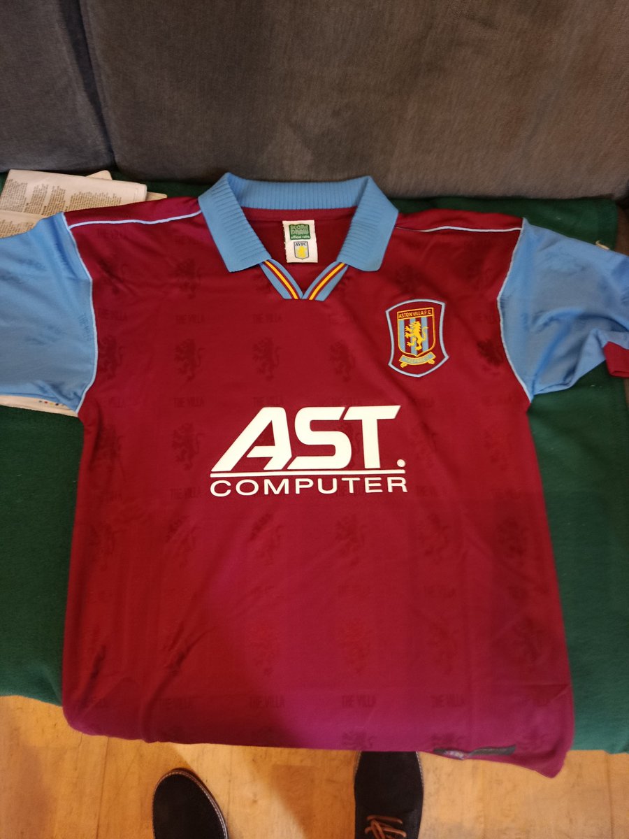 Merry Xmas all!! #utv #oldskool #astonvilla 💚 used to have this bk in the day