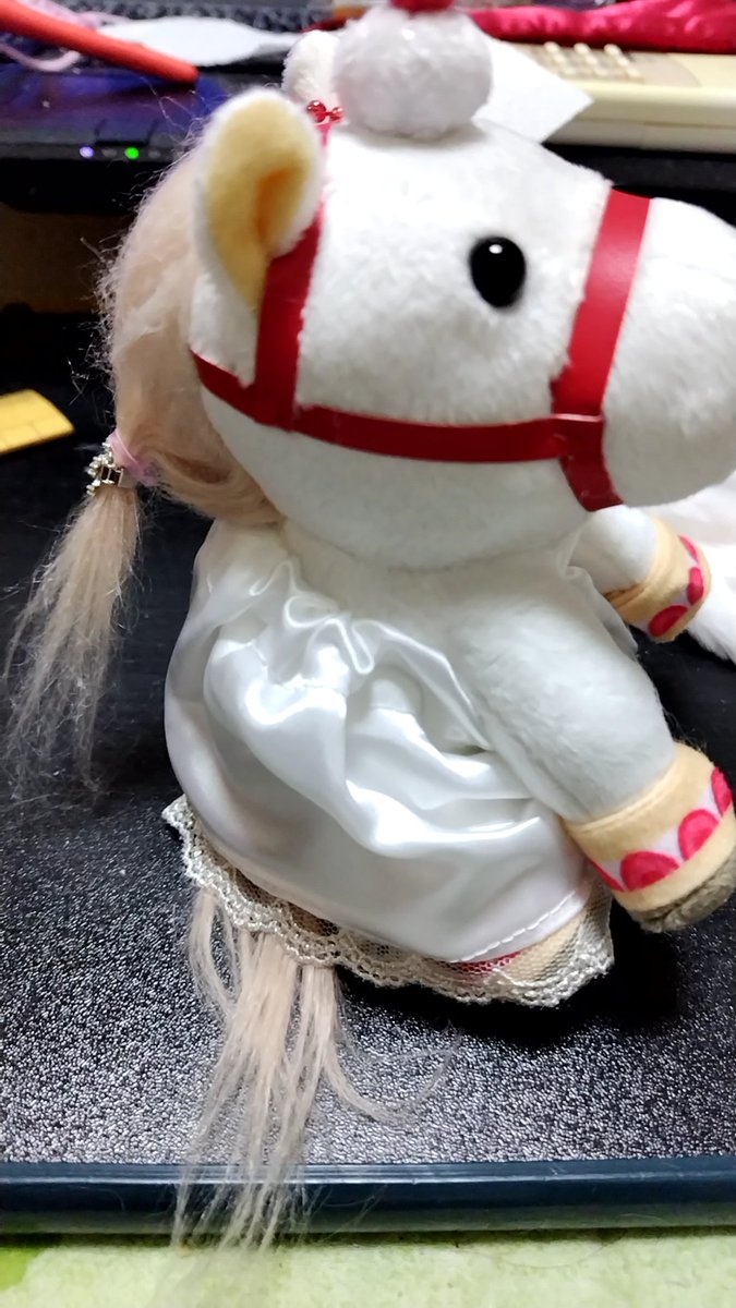 mochi_saku's tweet photo. クリスマス過ぎるし、いつまでもツリーってわけにいかなかったのでイチゴケーキチャンに新しいおべべを突貫で作りました。
実は一番時間がかかってるのはスカートの下のペチコートだったりする…微妙に失敗したけど。
型紙とか作り方はいつものサイトからお借りしました。 https://t.co/VOesuwdmBY