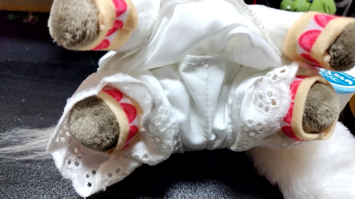 mochi_saku's tweet photo. クリスマス過ぎるし、いつまでもツリーってわけにいかなかったのでイチゴケーキチャンに新しいおべべを突貫で作りました。
実は一番時間がかかってるのはスカートの下のペチコートだったりする…微妙に失敗したけど。
型紙とか作り方はいつものサイトからお借りしました。 https://t.co/VOesuwdmBY