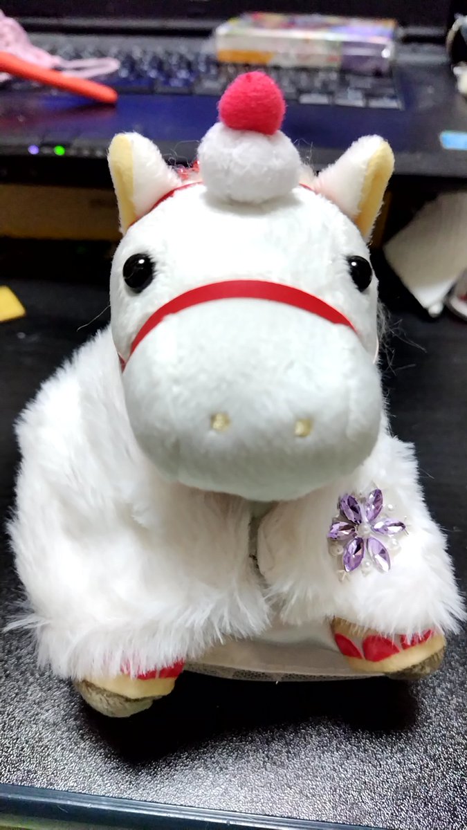 mochi_saku's tweet photo. クリスマス過ぎるし、いつまでもツリーってわけにいかなかったのでイチゴケーキチャンに新しいおべべを突貫で作りました。
実は一番時間がかかってるのはスカートの下のペチコートだったりする…微妙に失敗したけど。
型紙とか作り方はいつものサイトからお借りしました。 https://t.co/VOesuwdmBY