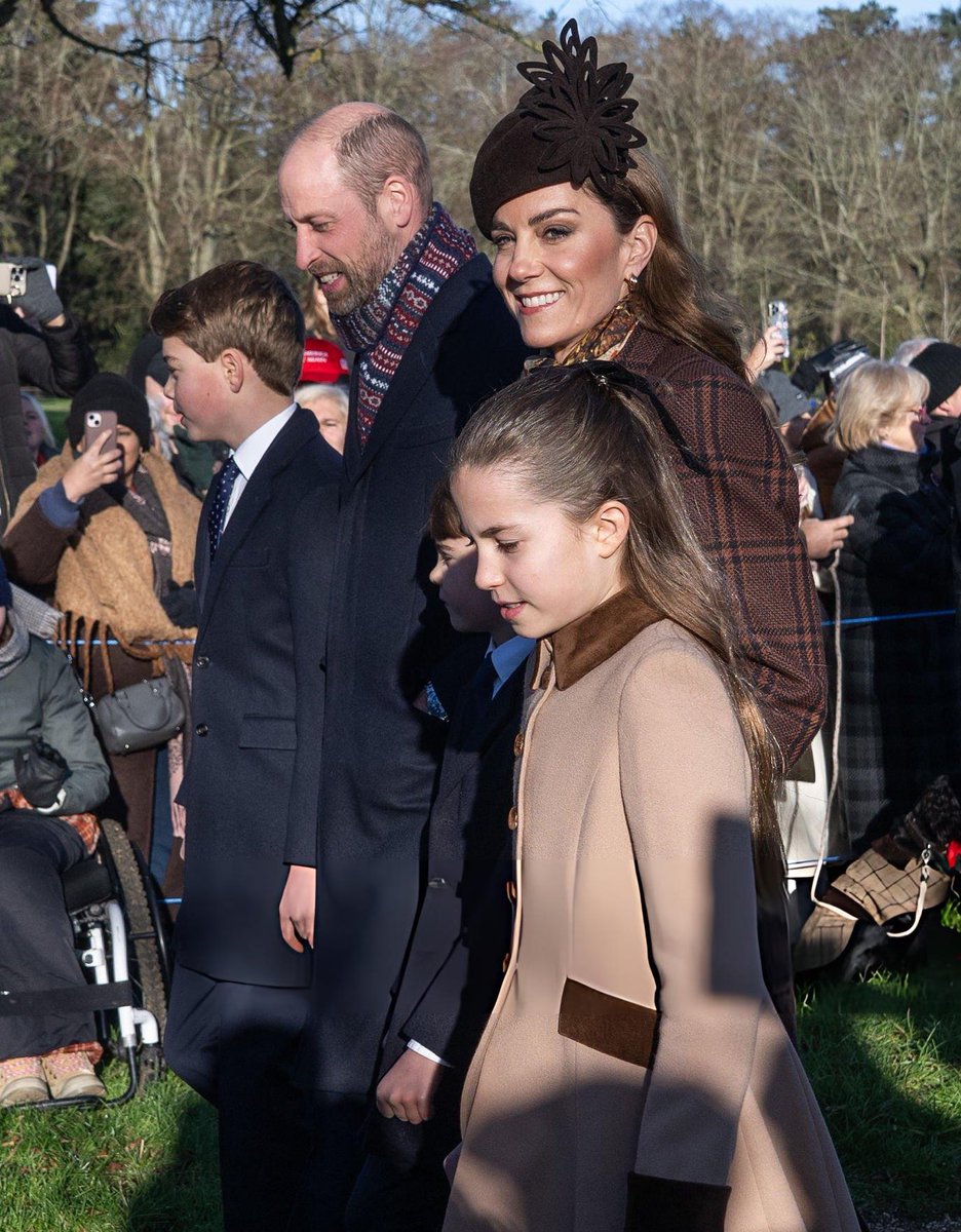 The Prince and Princess of Wales alongside their children at Sandringham this morning 🎄🤎