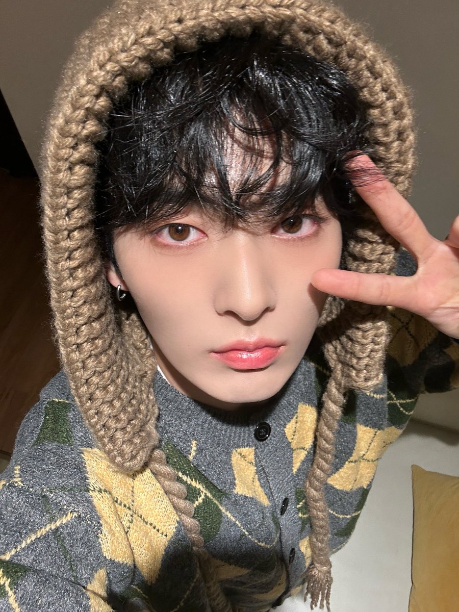 [#타쿠마]
산타할아버지가 크리스마스 선물 주러 곧 오겠다 ㅎㅎ🎅
해피 크리스마스💜

#루네이트 #LUN8