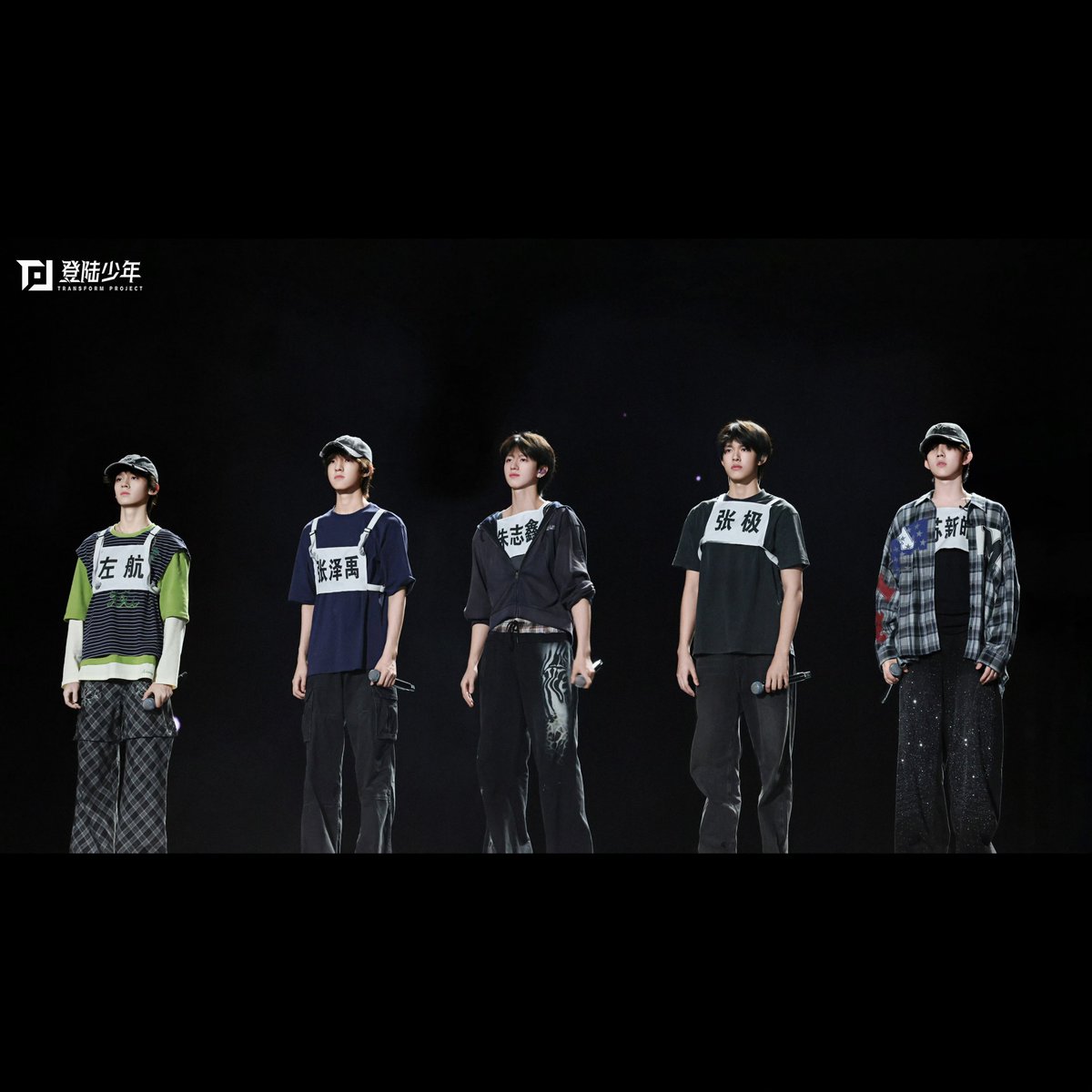 ZUOHANG_TH_'s tweet photo. #登陆少年组合 TransfOrm Project
Weibo Update! | 2025.12.25

แสงอาทิตย์สลับกับแสงไฟ แต่สิ่งที่ไม่เคยเปลี่ยนคือความมุ่งมั่นและการทุ่มเท
ท��กครั้งที่ขัดเกลาและฝึกซ้อมซ้ำๆ ความคาดหวังบนเวทีก็ยิ่งชัดเจนและเปล่งประกายมากขึ้น

​2026 TFFamily New Year Concert 
「The Glory｣—บันทึกช่วงเวลาซ้อม📸

#ZuoHang #左航 #จั่วหาง #LEFT 
#加点zuo料 #TOP登陆少年组合 #TransfOrmProject