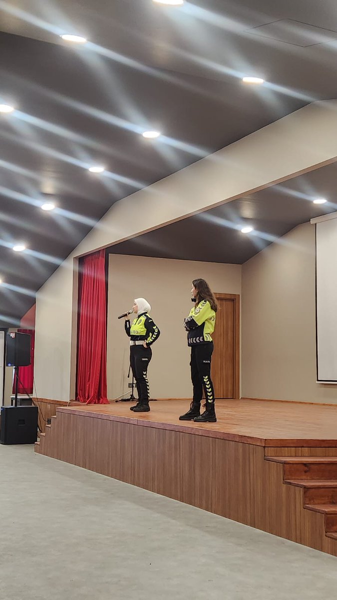 MREMTAL's tweet photo. 🚦 Polis Memurları Betül Yeşilbağ ve Büşra Selçuk tarafından 9. sınıf öğrencilerimize trafik güvenliği semineri verildi. Katkıları için teşekkür ederiz.
#mrevyap #trafikdersi
@istanbulilmem @istsanayiodasi https://t.co/5QUB0sXPV1
