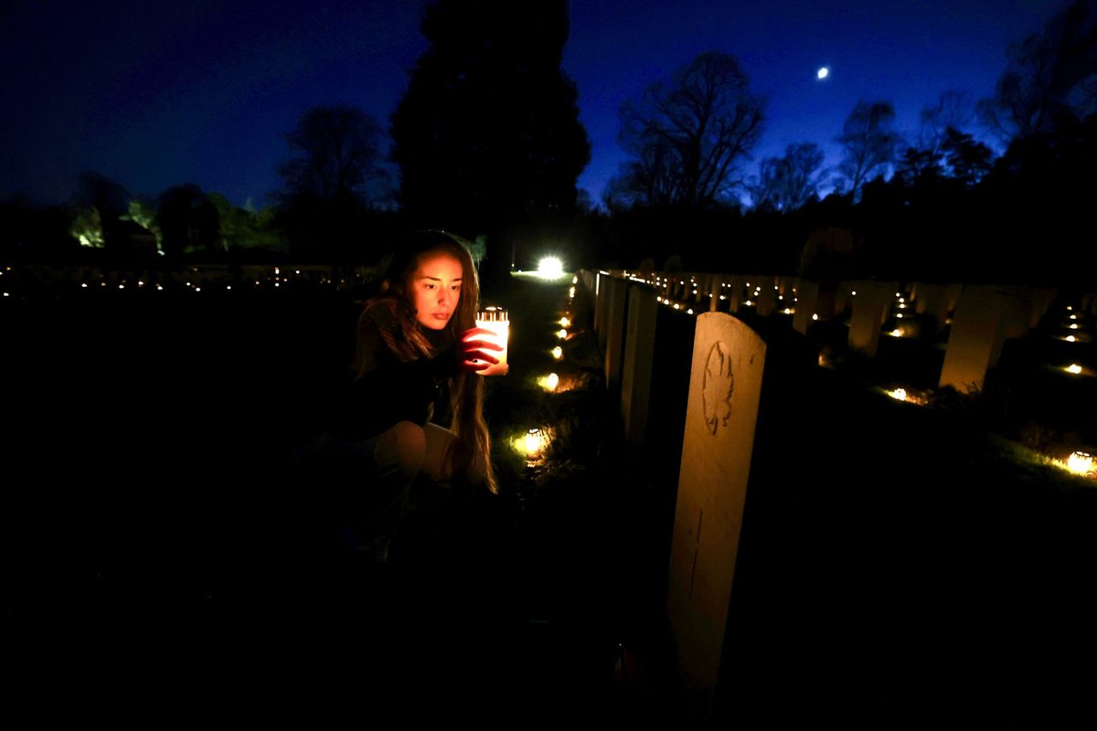 HillelNeuer's tweet image. On Christmas Eve, the Dutch light candles for their World War II liberators.

At the 🇨🇦 cemeteries in Groesbeek and Holten, volunteers ensured every fallen soldier is remembered. Not one was left without a light on Christmas Eve.

Lest we forget. Merry Christmas.