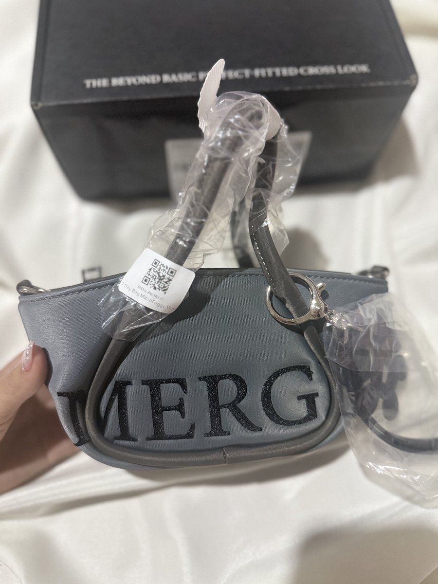_musthaveitem's tweet photo. ส่งต่อ กระเป๋า Merge micro bag 🩶 new✨ แค่แกะดู อปก.ครบกล่อง ทุกอย่างอยู่ในซีลเหมือนได้จาก shop ขาย 1,790 + ค่าส่ง 100 
#ส่งต่อสกินเเคร์ #ส่งต่อคสอ #ส่งต่อเครื่องสําอางมือสอง #ส่งต่อเครื่องสําอาง #ส่งต่อเสื้อผ้า #ส่งต่อเสื้อผ้ามือสอง #โล๊ะตู้เสื้อผ้า #โล๊ะตู้ #ส่งต่อกระเป๋า https://t.co/qyzGYyej60