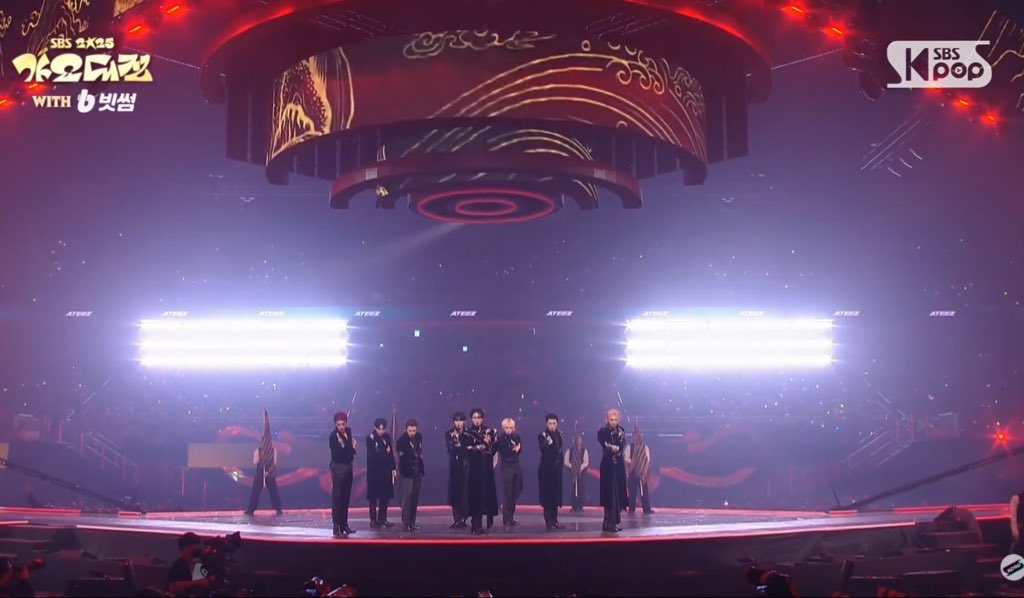 HONGSMINGKI's tweet image. the same cloud patterns were shown during their gayo stage today along with dragons and birds (peacock and i think japanese cranes but dont quote me on bird types) on their outfits….oh these crazy details WE LOVE YOU ATEEZ!!! this is soooo cool