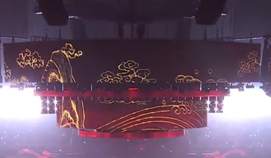 HONGSMINGKI's tweet image. the same cloud patterns were shown during their gayo stage today along with dragons and birds (peacock and i think japanese cranes but dont quote me on bird types) on their outfits….oh these crazy details WE LOVE YOU ATEEZ!!! this is soooo cool