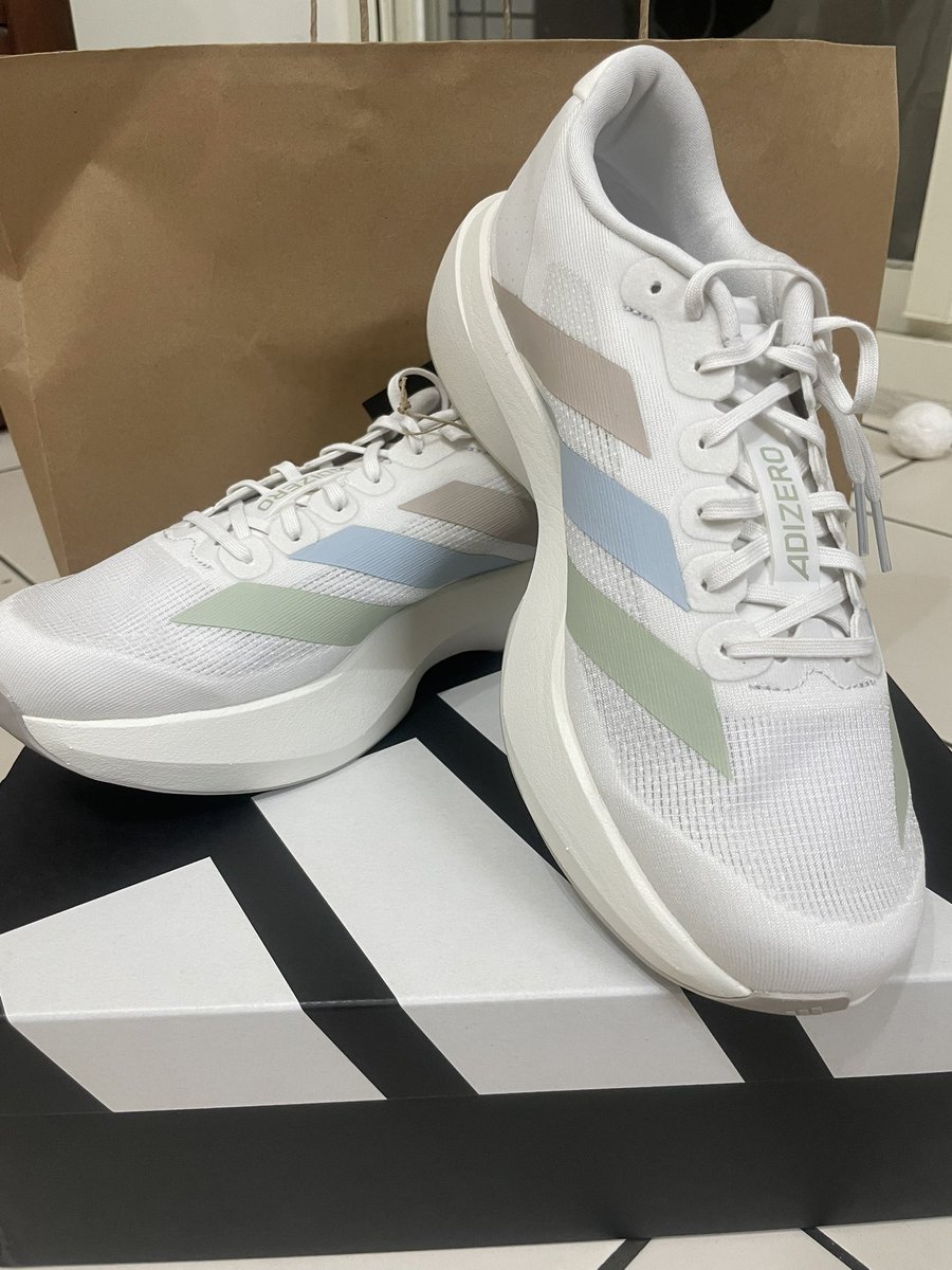 メリクリ🎅🎄

フルマラソンのレースシューズがそろそろ寿命なので、
ADIDASのEVO SL買っちゃいました🥹色が可愛い😍

足がまた大きくなって27cmにしました😂