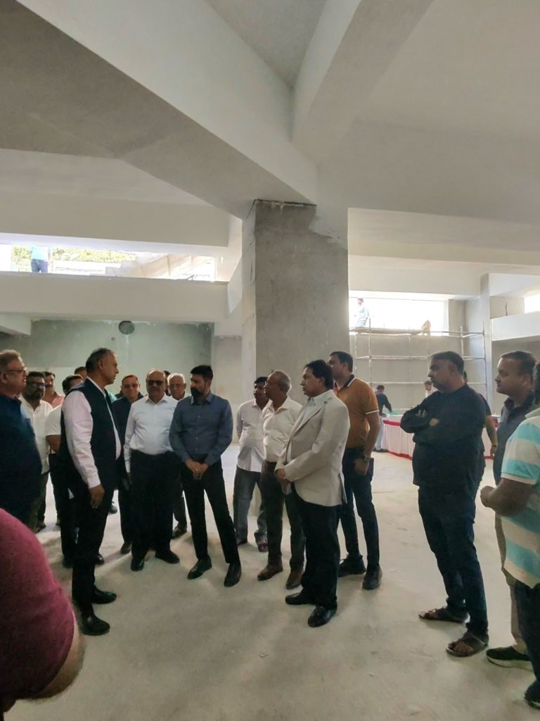dpkranjan's tweet photo. @BBMPCOMM @CPBlr @BlrCityPolice @BBMP__OFFICIAL
During Mr. Rao’s visit to Ranka Colony Rd, residents highlighted critical issues:
1. Fix footpaths on BTM Lake Rd.
2. Remove illegal "quack" tents &amp; encroachments (Ferris wheel/shops).
3. Repair &amp; increase street lights for safety. https://t.co/pB6GgNhRvf