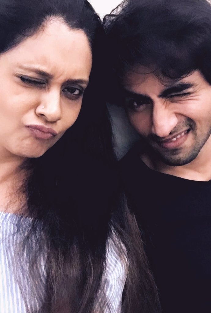 Be it On-screen or off screen... Harshad's bond with his on-screen mothers are soooo heartwarming.🫠

#HarshadChopda