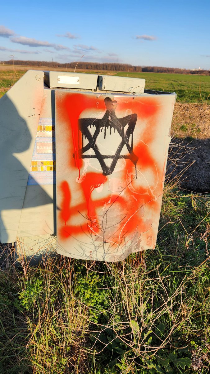 Utopia_56's tweet photo. Hier, nous avons découvert ces tags près de Dunkerque, à quelques mètres du campement où survivent des centaines de personnes bloquées à la frontière. 
Voilà ce que produit la banalisation des discours de l’extrême droite : une haine visible, assumée, décomplexée. https://t.co/ZhXdFYvTX3