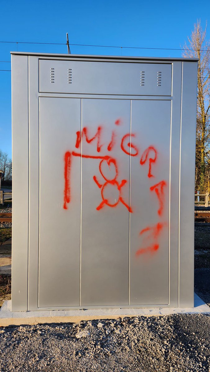 Utopia_56's tweet photo. Hier, nous avons découvert ces tags près de Dunkerque, à quelques mètres du campement où survivent des centaines de personnes bloquées à la frontière. 
Voilà ce que produit la banalisation des discours de l’extrême droite : une haine visible, assumée, décomplexée. https://t.co/ZhXdFYvTX3
