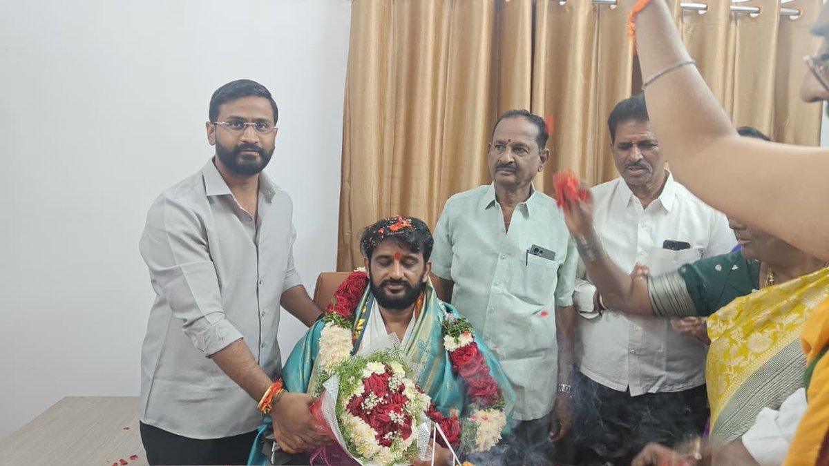 VenkatBalmoor's tweet photo. జోగులాంబా గద్వాల్ జిల్లా కాంగ్రెస్ పార్టీ అధ్యక్షులుగా మలిచేటి రాజీవ్ రెడ్డి గారు ఈ రోజు పదవీ బాధ్యతలు చేపట్టిన సందర్భంగా…కార్యక్రమంలో పాల్గొని, వారికి అభినందనలు తెలపడం జరిగింది. https://t.co/pqRX9HnEG0