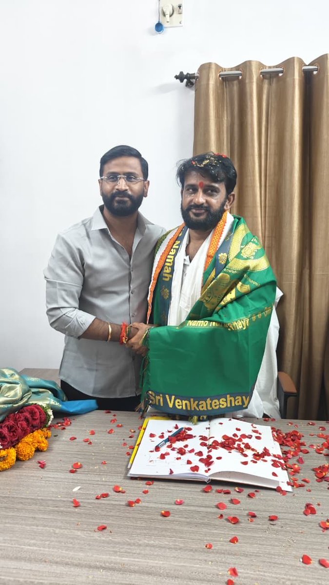 VenkatBalmoor's tweet photo. జోగులాంబా గద్వాల్ జిల్లా కాంగ్రెస్ పార్టీ అధ్యక్షులుగా మలిచేటి రాజీవ్ రెడ్డి గారు ఈ రోజు పదవీ బాధ్యతలు చేపట్టిన సందర్భంగా…కార్యక్రమంలో పాల్గొని, వారికి అభినందనలు తెలపడం జరిగింది. https://t.co/pqRX9HnEG0